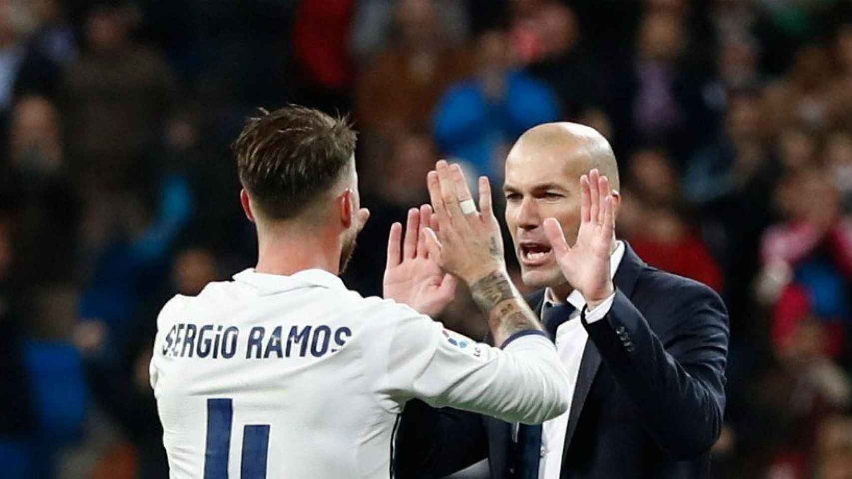Zidane felicita a Ramos en un partido del Madrid
