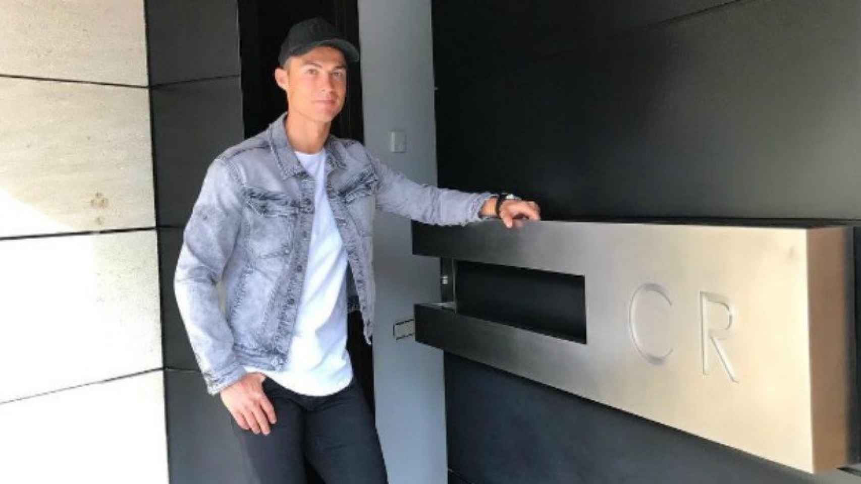 Cristiano Ronaldo en la entrada de su casa. Foto Instagram (@cristiano)