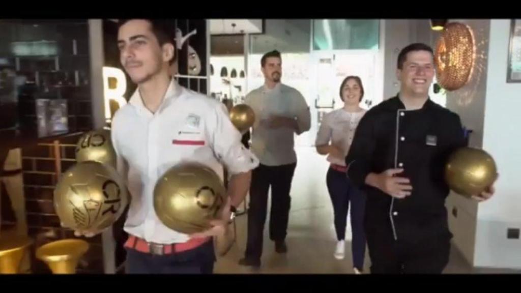 Los trabajadores de PestanaCR7 reparten Balones de Oro a los huéspedes.