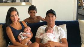 Cristiano posa con sus gemelos, Cristiano Jr y Georgina. Foto. (@cristiano)