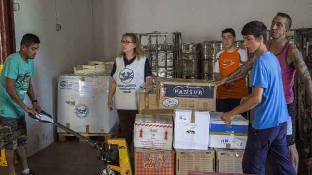 Varios voluntarios trabajando en el Banco de Alimentos de Córdoba.