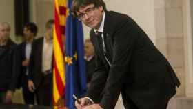 Carles Puigdemont tras la firma del documento sobre la Independencia