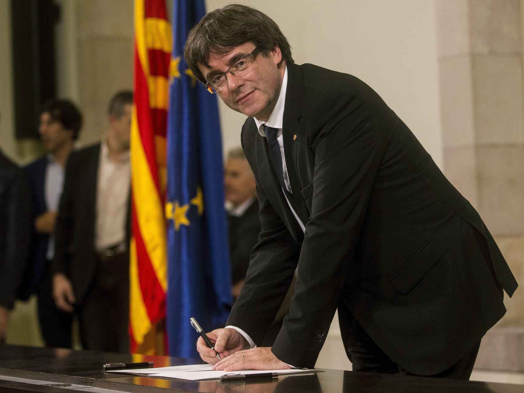 Carles Puigdemont tras la firma del documento sobre la Independencia