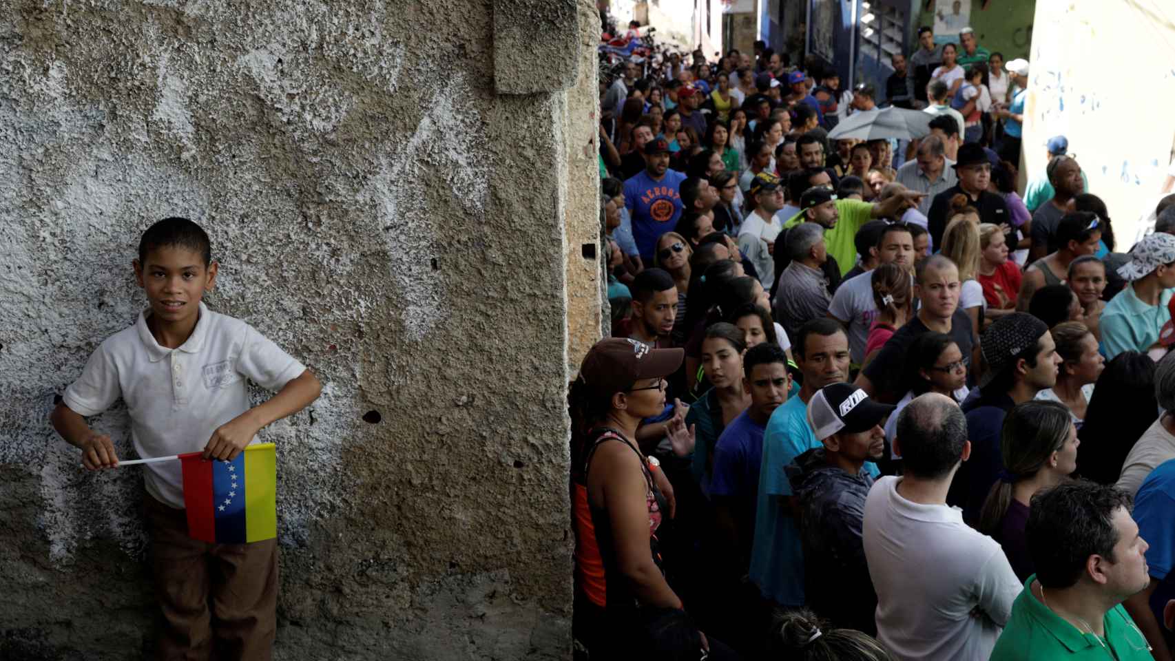 Una larguísima cola de venezolanos espera su turno para votar en los comicios regionales.
