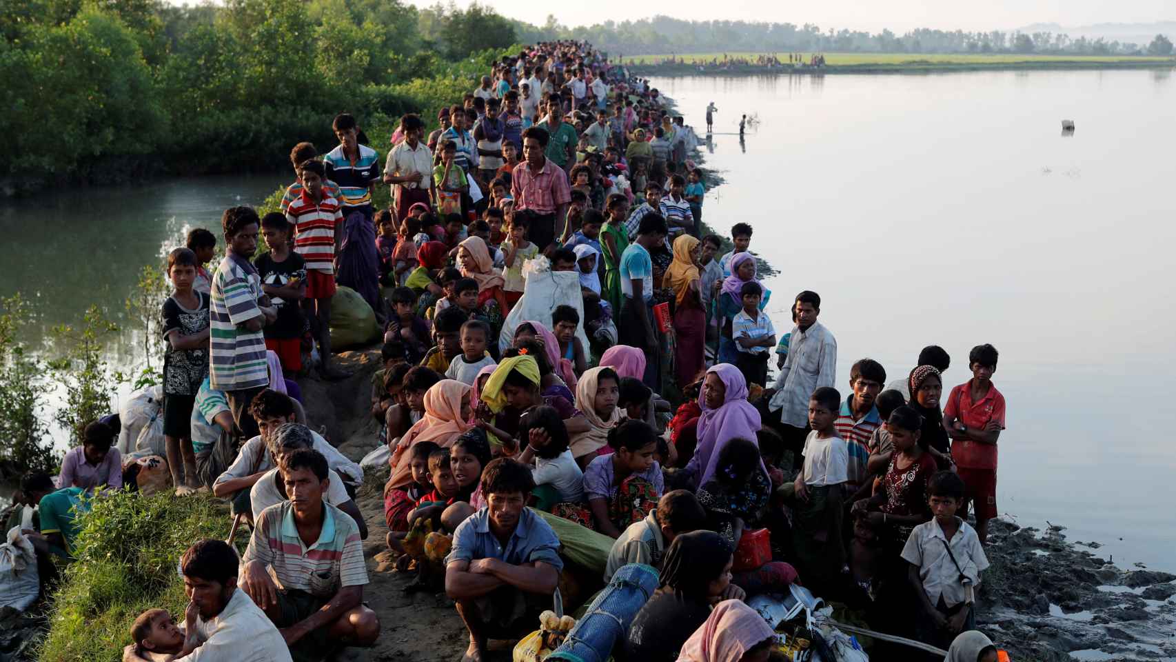 Refugiados en su camino a Bangladesh.