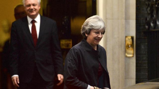 May y Davis, de camino a la cena con Juncker en Bruselas