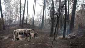 El coche calcinado en el que fallecieron dos mujeres, víctimas del fuego, en la zona de Chandebrito en Nigrán (Pontevedra).