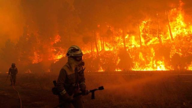 Ayuda portuguesa y recalificaciones: bulos sobre los incendios gallegos en redes sociales