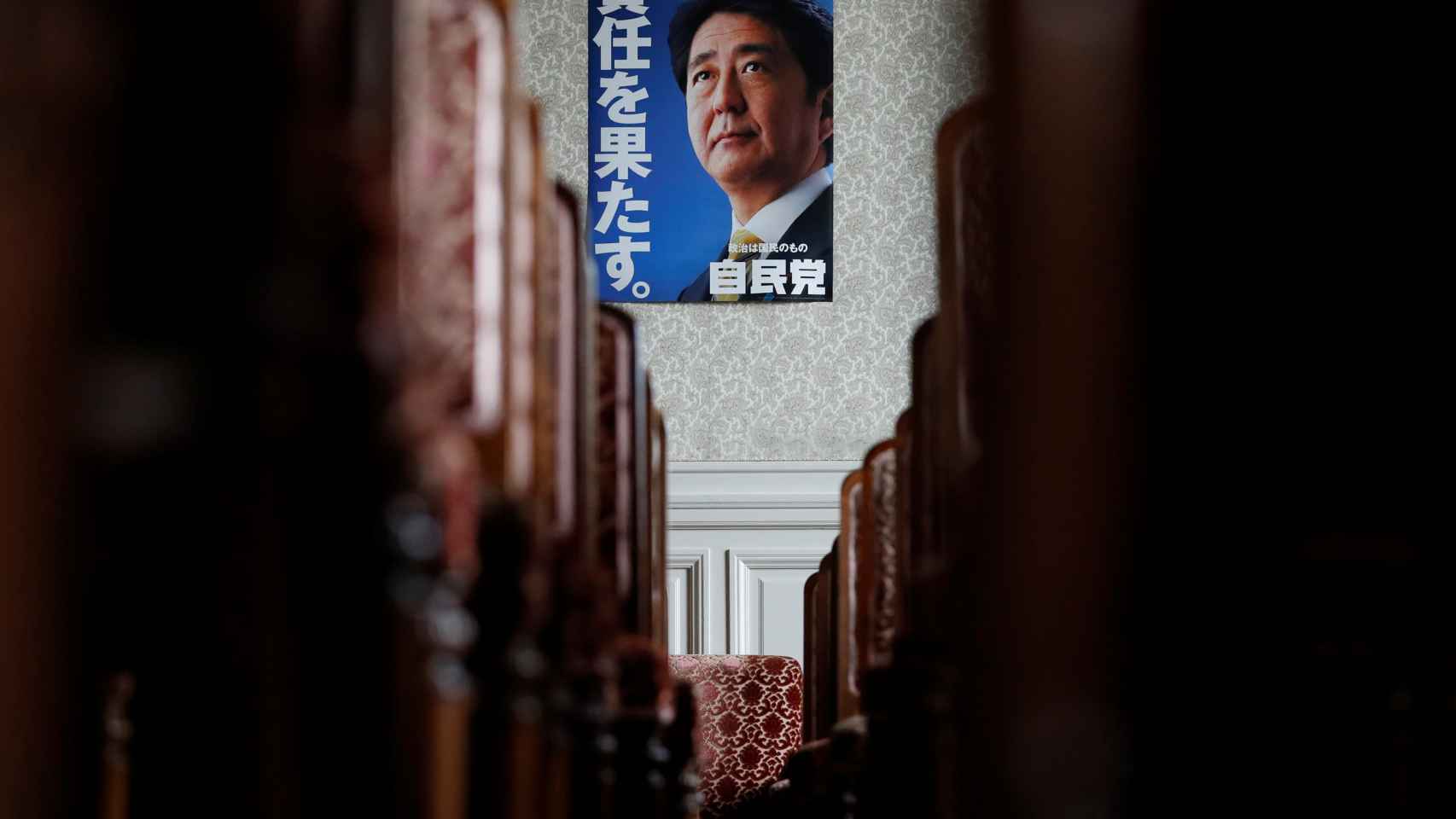 Un póster de Abe en una sala de conferencias en Tokio.