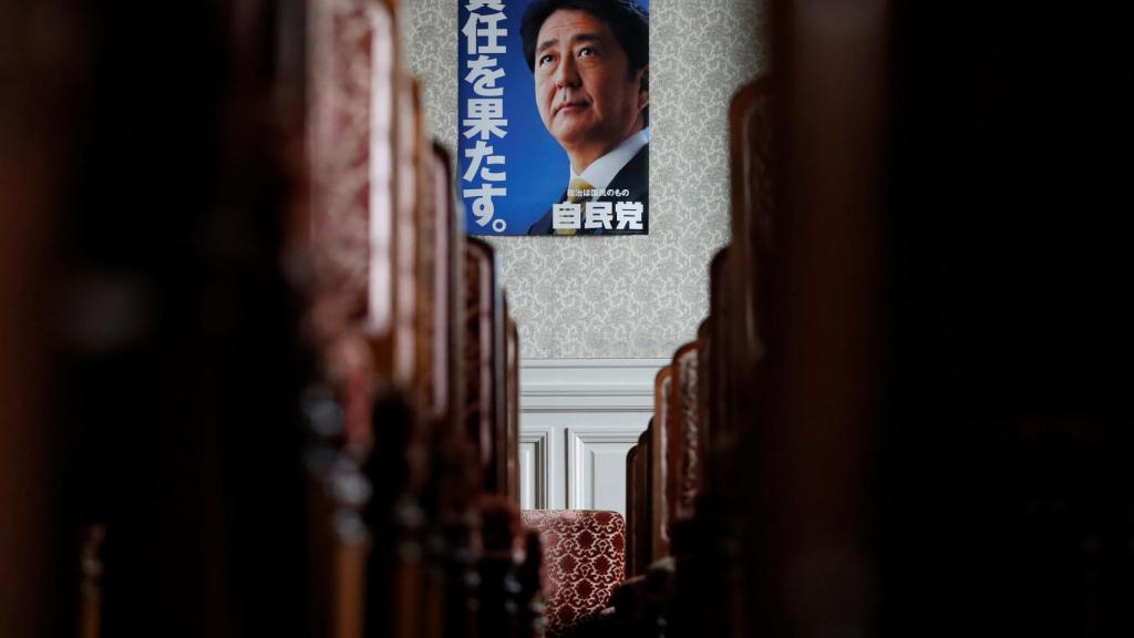 Un póster de Abe en una sala de conferencias en Tokio.