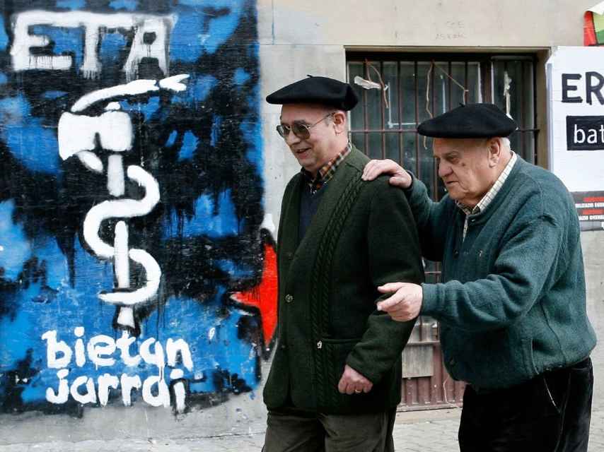 Dos ancianos en Alsasua (Navarra), con fondo de pintadas de ETA.