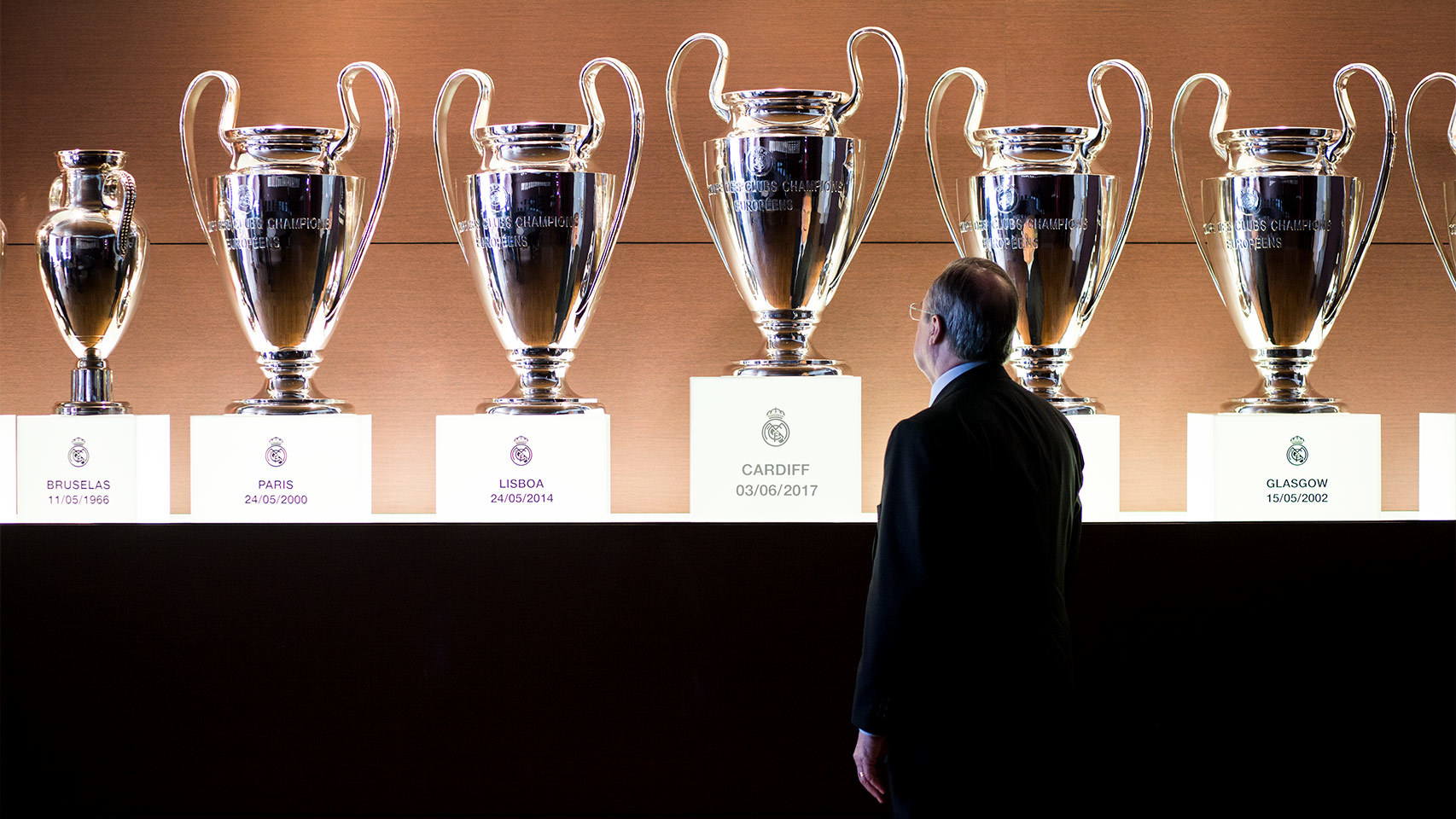 El presidente del Real Madrid ante las 12 Copas de Europa expuestas en la sala de juntas.