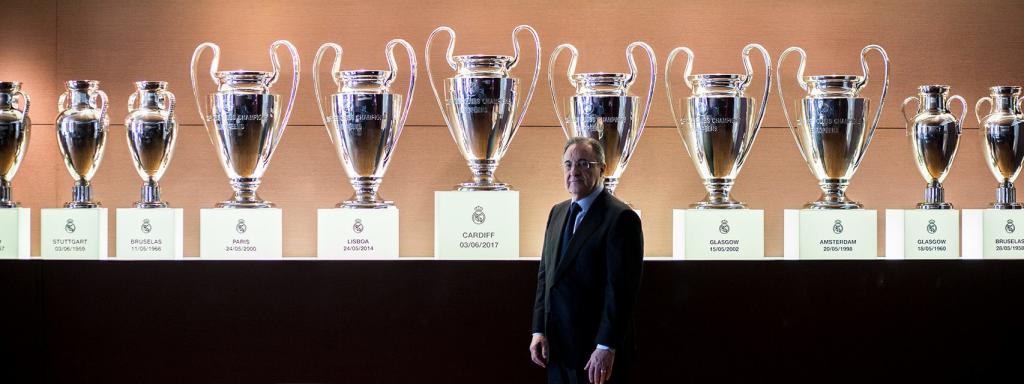 Florentino Pérez, en la sala de juntas del estadio Santiago Bernabéu con las 12 Copas de Europa del Real Madrid.