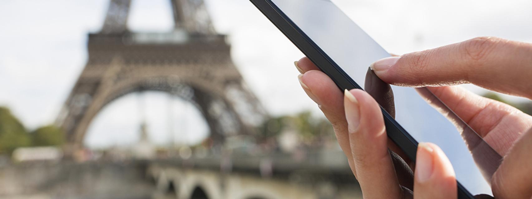 Smartphone junto a la Torre Eiffel.