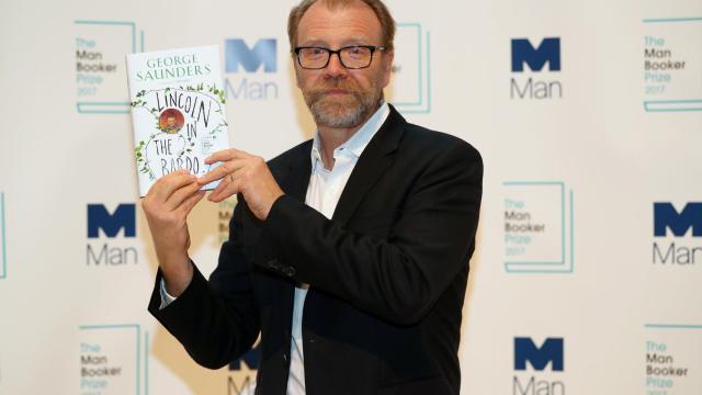 George Saunders posa con la novela por la que ha obtenido el Man Booker.