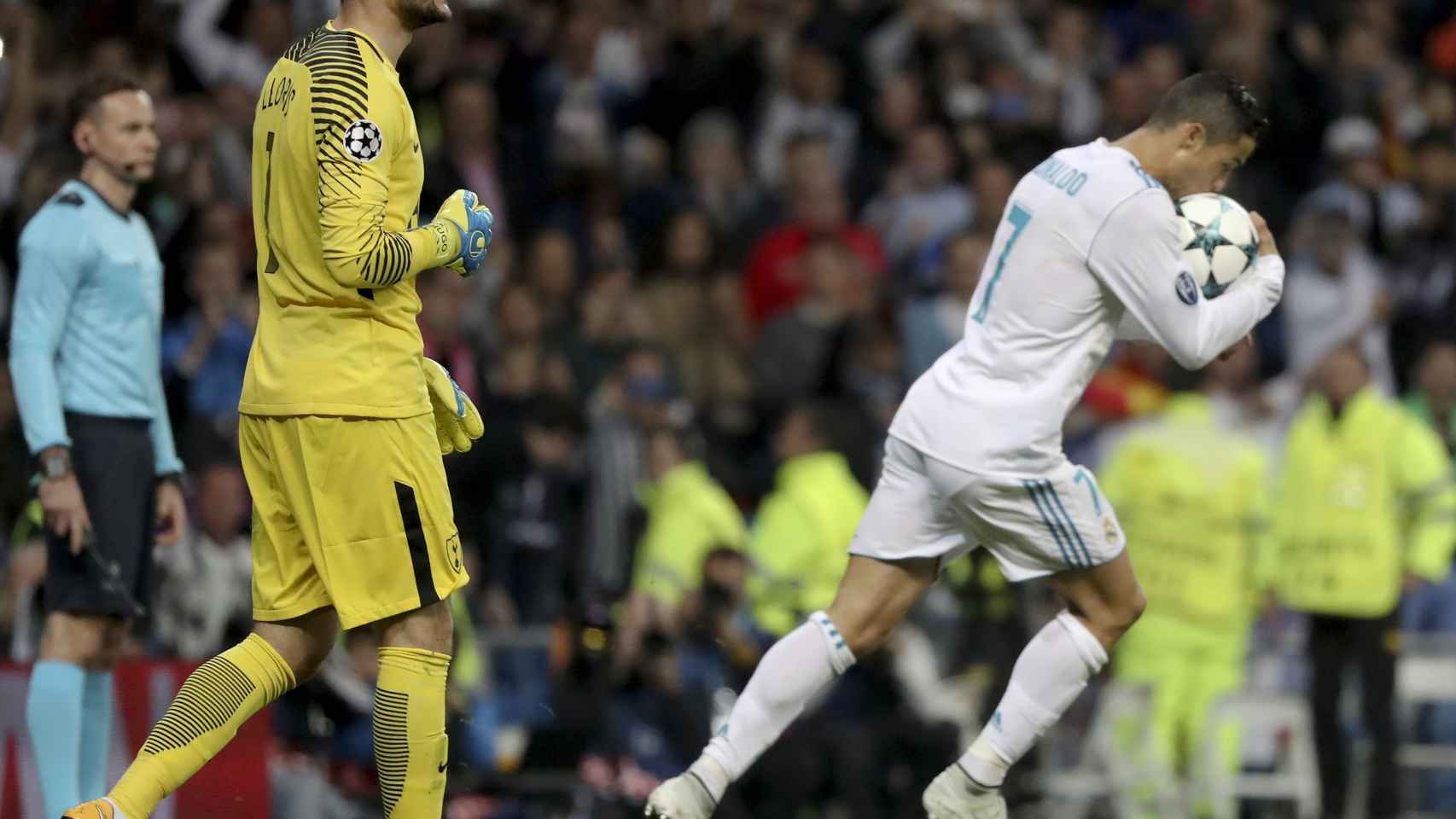 Lloris, portero del Tottenham, en el momento en el que Cristiano recoge el balón de la portería tras marcar el 1-1.