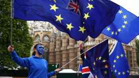 Protestas de europeístas frente al Parlamento británico.