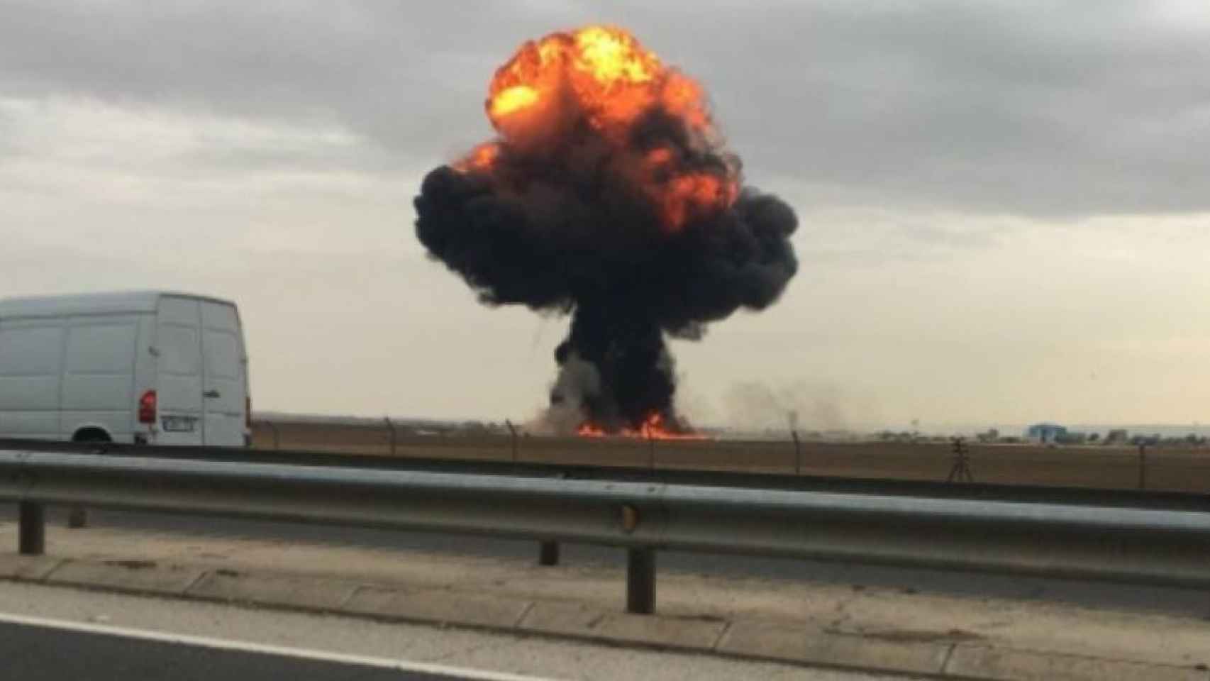 Imagen del avión F-18 accidentado en la base de Torrejón de Ardoz.