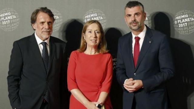 José Creuheras, presidente de Planeta, junto a la presidenta del Congreso, Ana Pastor, y al 'conseller' de Empresa, Santi Vila.