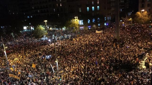 Miles de personas piden la libertad de Sànchez y Cuixart.