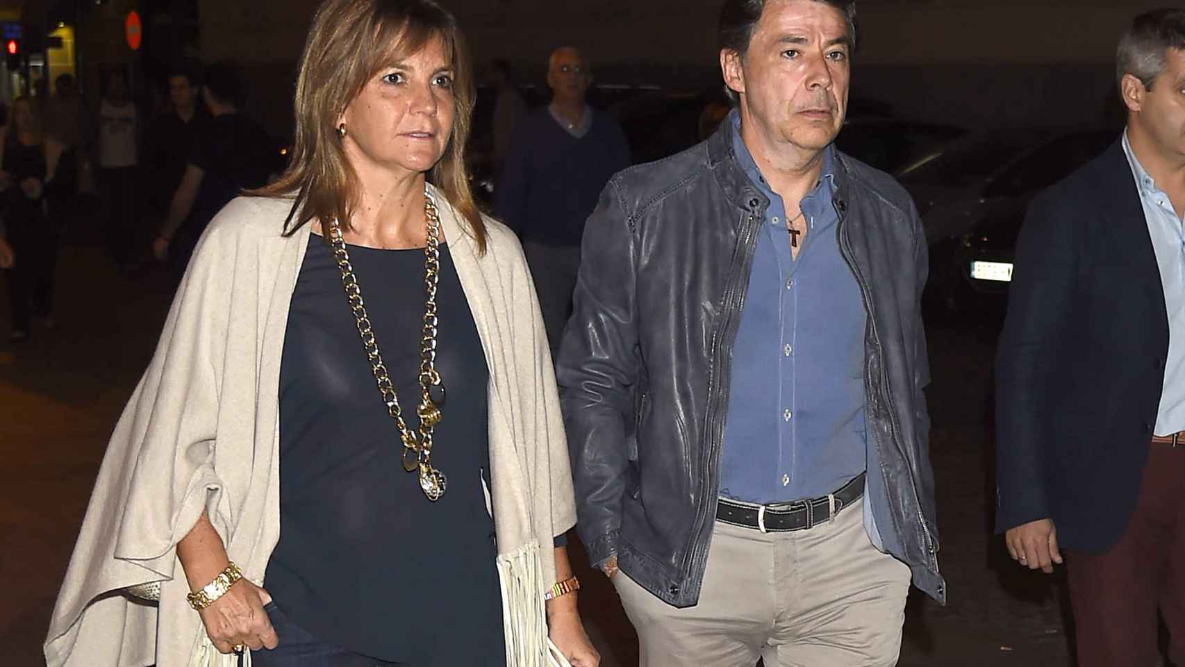 Ignacio González junto a su mujer, Lourdes Cavero.