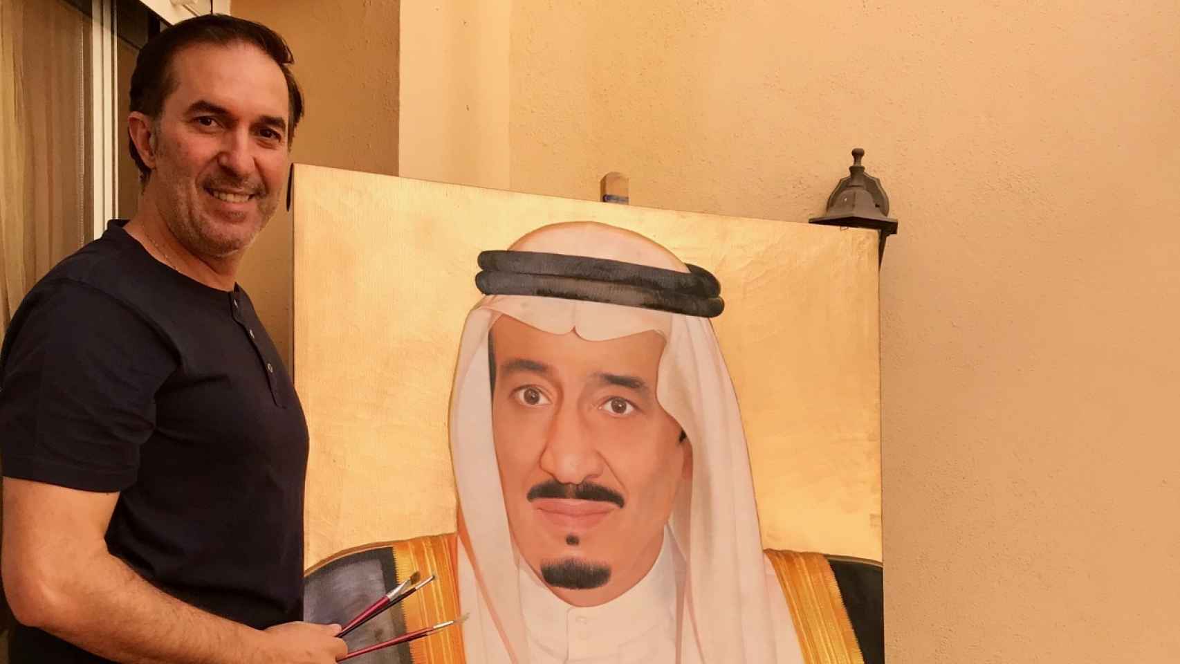 Marcos junto al retrato del rey de Arabia Saudí.