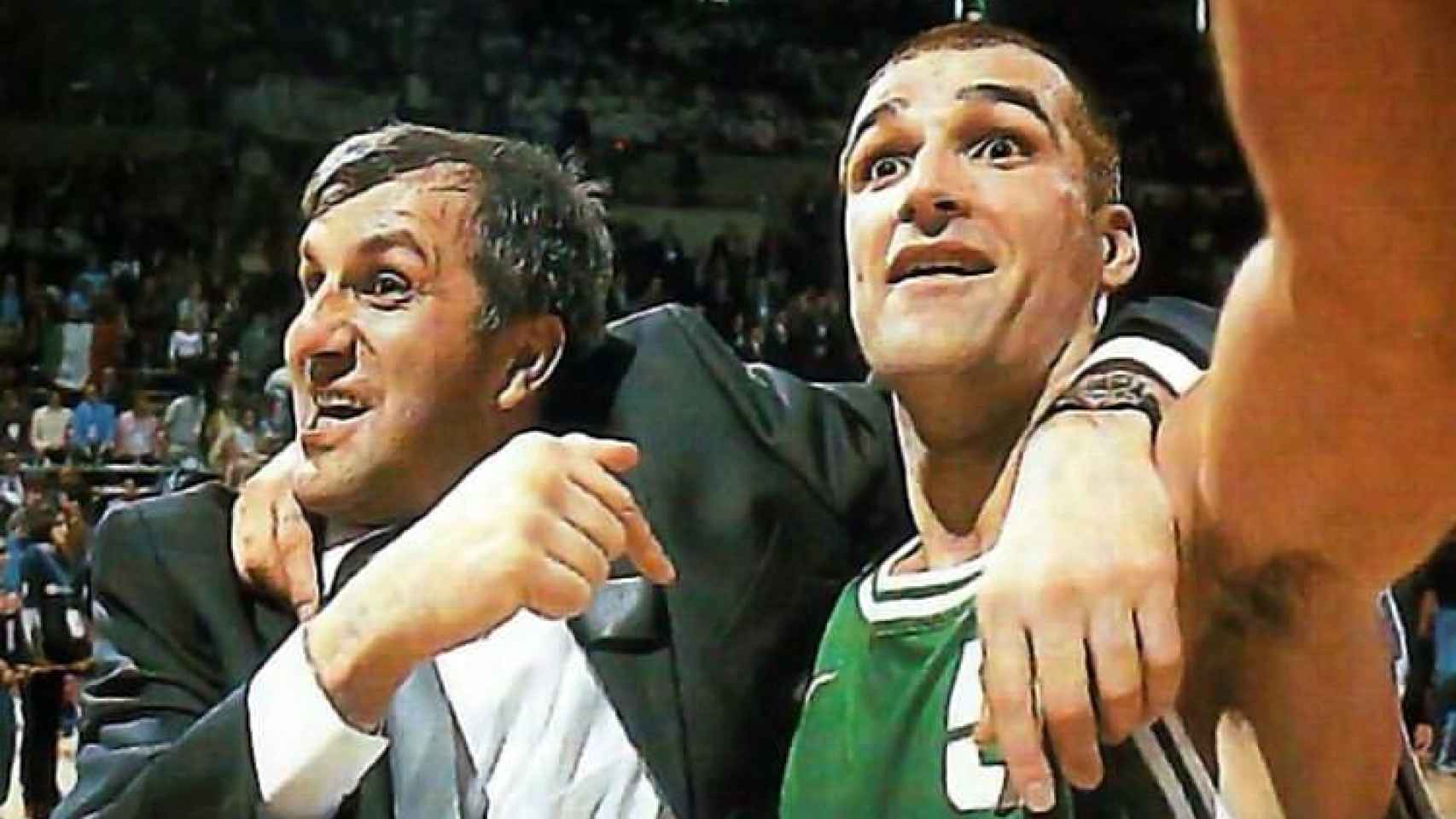 Zeljko Obradovic y Tomás Jofresa celebrando la consecución de la Copa Saporta del 99.