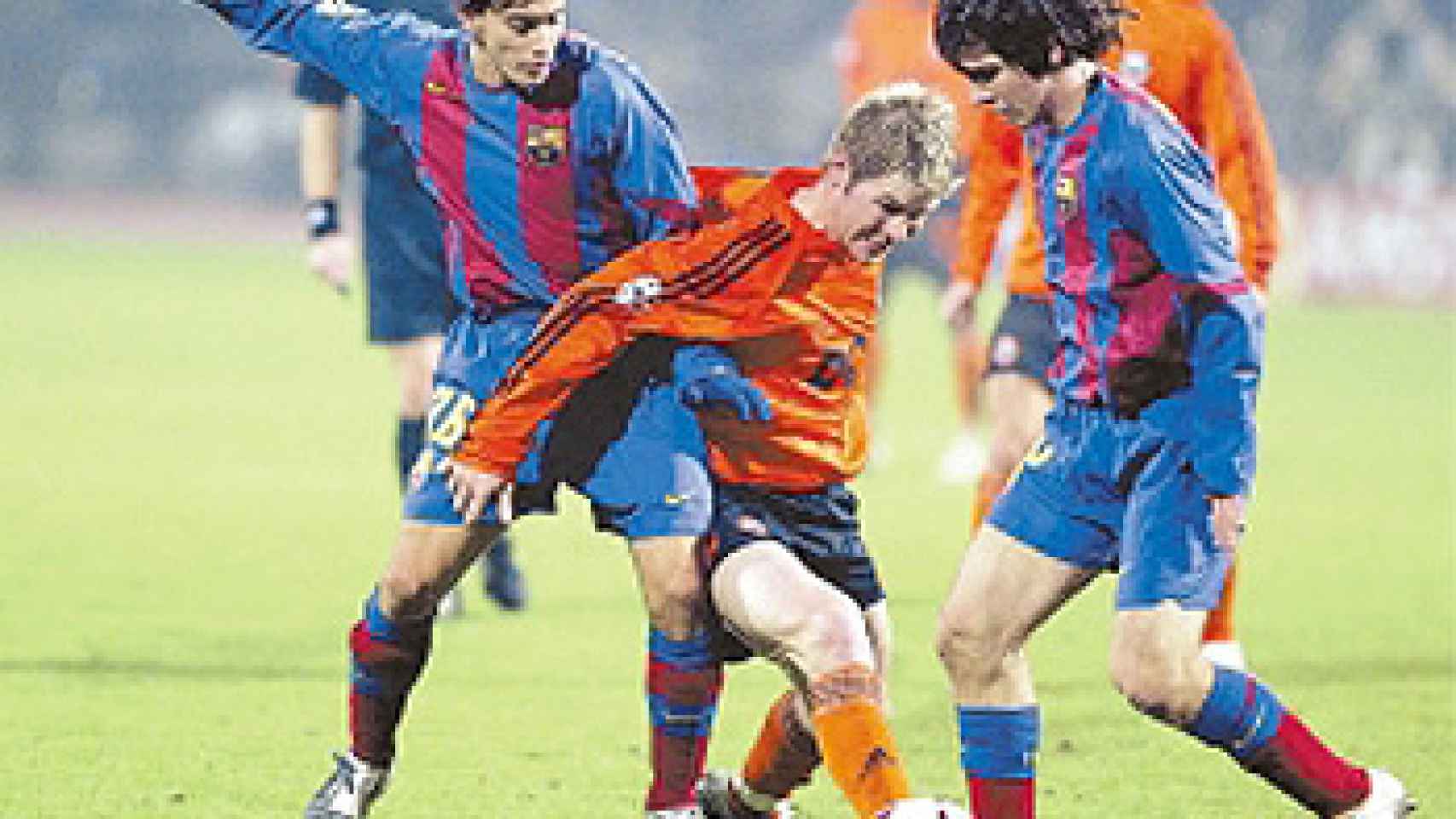 Javito disputa un balón en el partido de su debut con el Barcelona. A su lado, Messi, que debutaba en Champions.