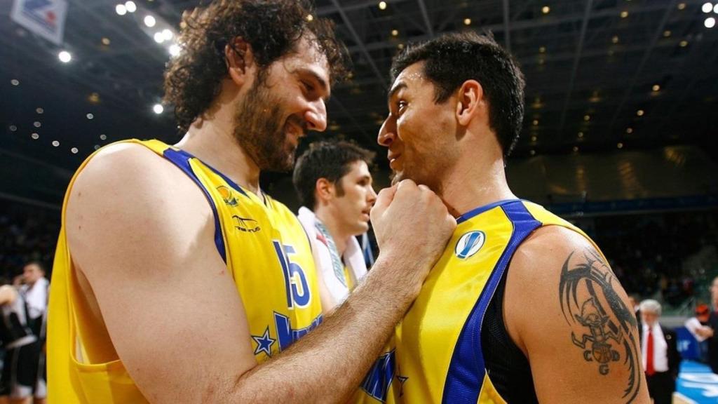 Garbajosa y Carlos Delfino tras clasificarse para la final de la Eurocup en 2009.