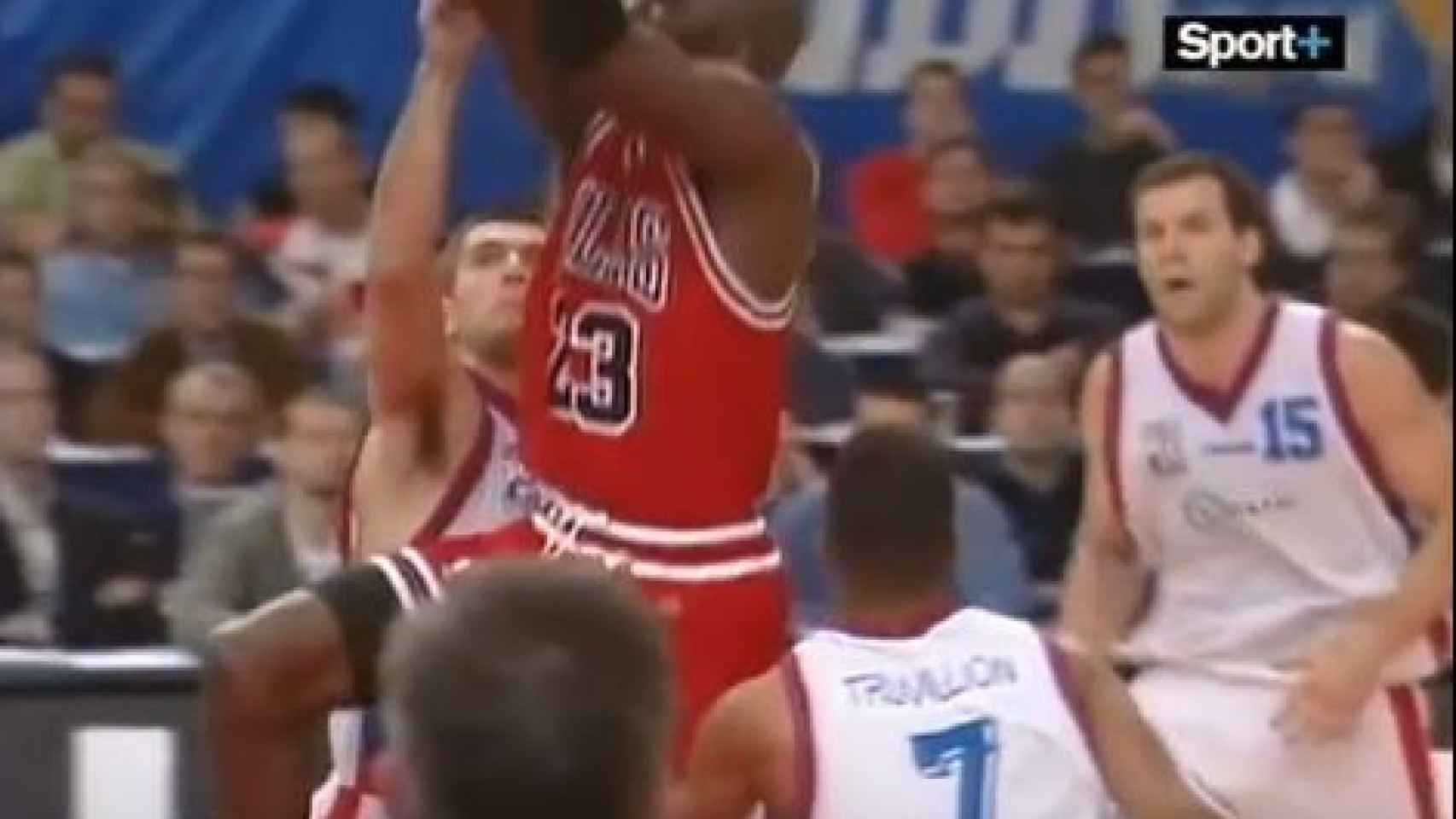 Michael Jordan lanzando ante la atónita mirada de Alfonso Reyes (dorsal 15).