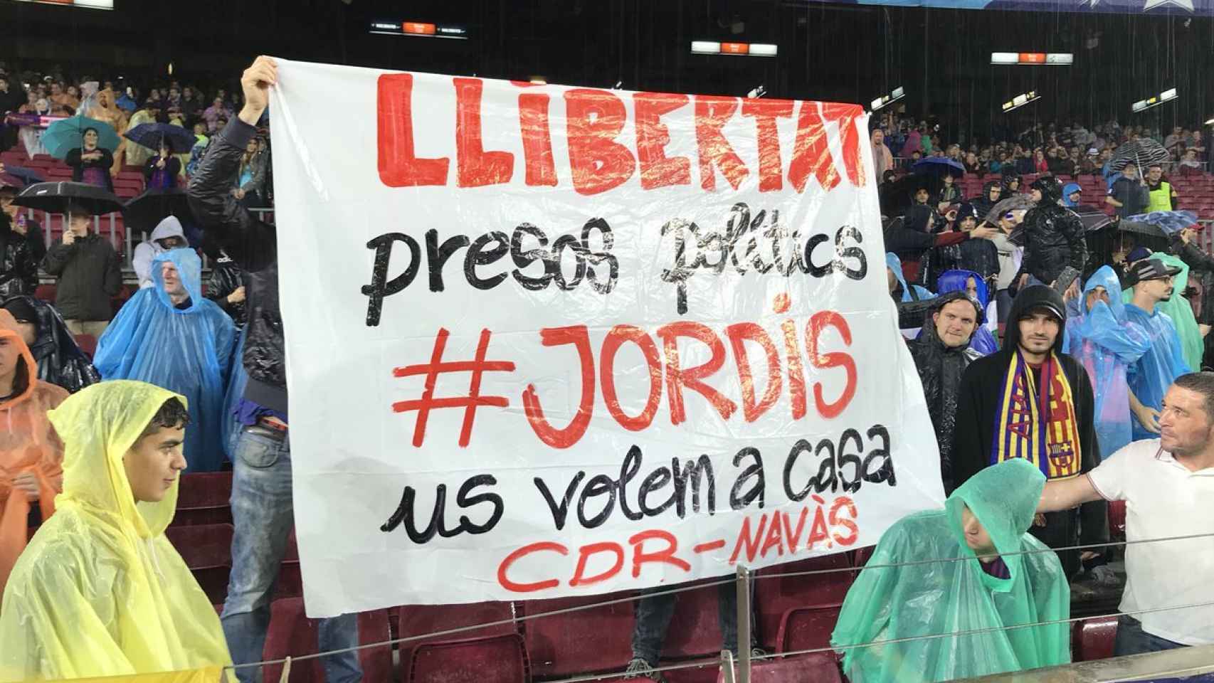 Mensaje de apoyo a 'los Jordis' en el Camp Nou.