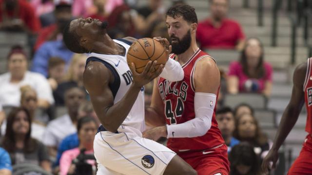 Nikola Mirotic defiende en una jugada contra Harrison Barnes de  Dallas Mavericks.