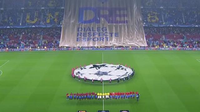 Momento en el que el Barcelona sacó la pancarta en el Camp Nou.