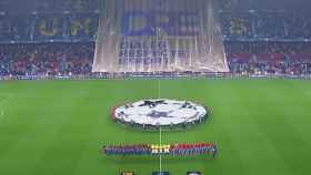 Momento en el que el Barcelona sacó la pancarta en el Camp Nou.