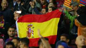 Una bandera de España en el Camp Nou.
