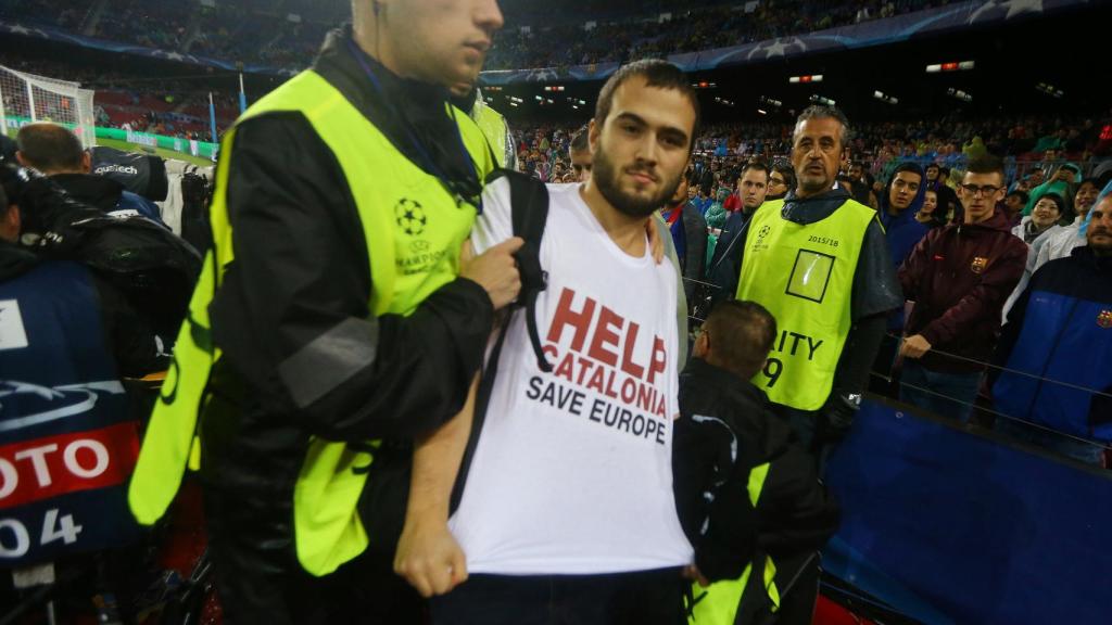 Espontáneo que ha saltado al Camp Nou.