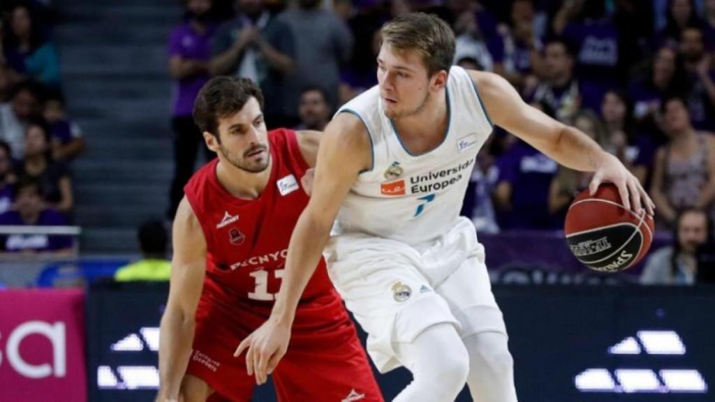 Luka Doncic protege el balón frente a Bellas