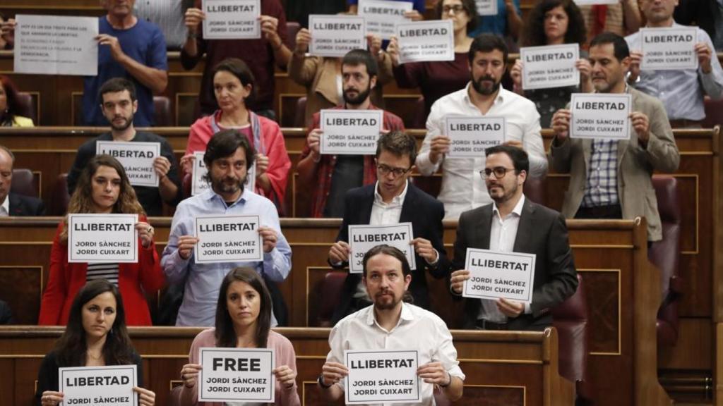 Los diputados de Unidos Podemos, con los carteles en favor de los Jordis.