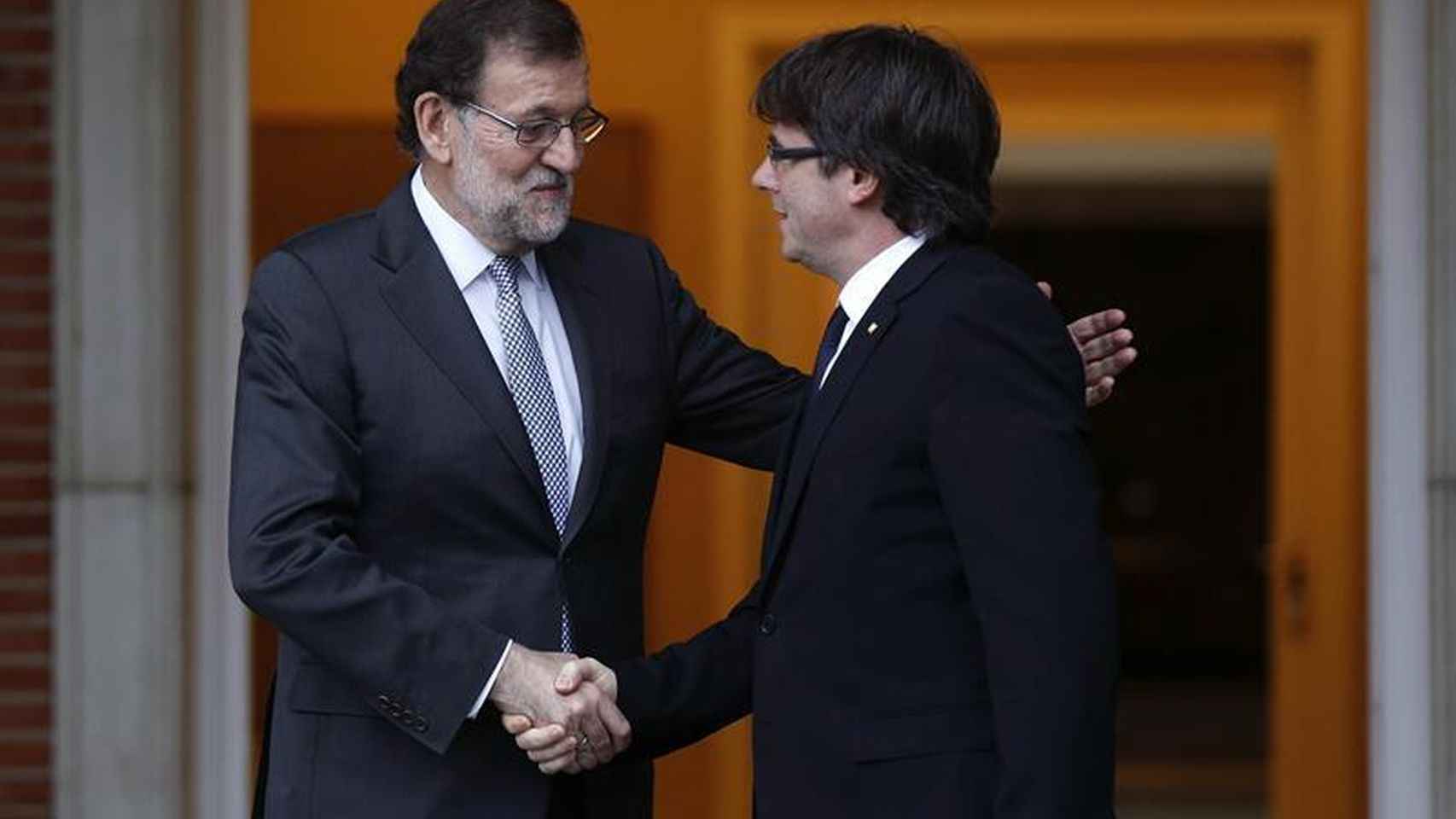 El presidente del Gobierno, Mariano Rajoy, con el presidente de la Generalitat, Carles Puigdemont.