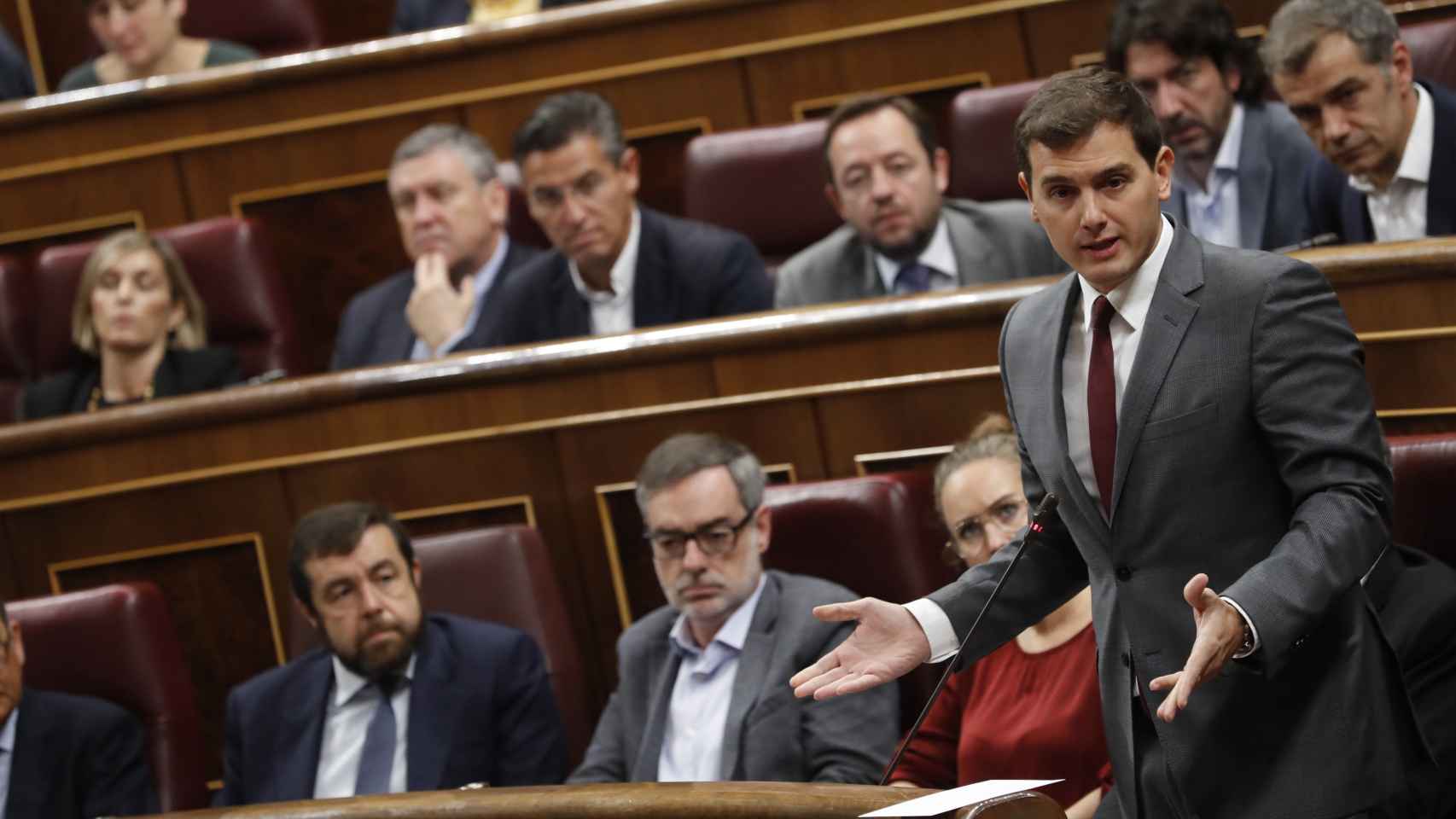 El líder de Ciudadanos, Albert Rivera se dirige a Mariano Rajoy.