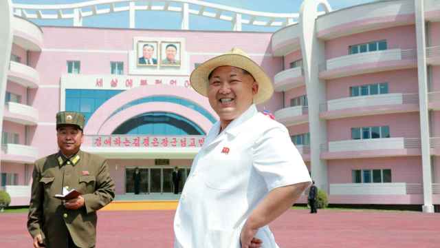 Kim Jong-un  junto a un orfanato del compejo de Wonsan
