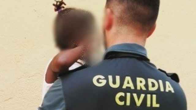 La Guardia Civil auxilia en Roquetas a una niña de tres años.
