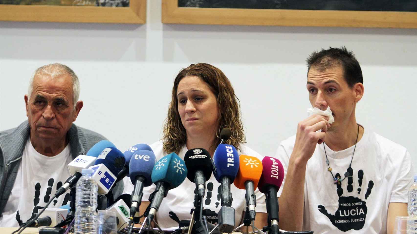 Los padres de Lucía Vivar, en la presentación ante los medios del informe.
