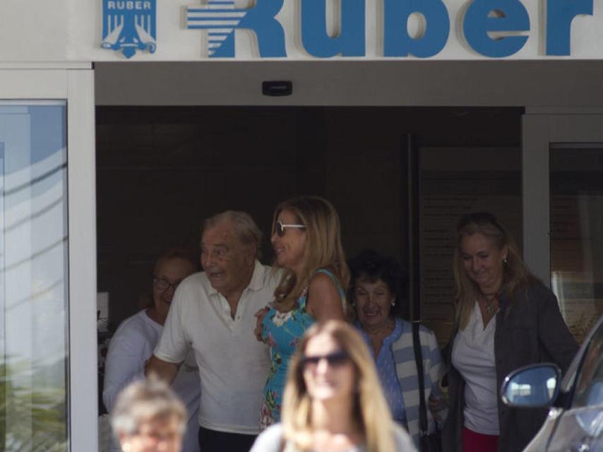 Ana y sus padres saliendo de la clínica Ruber.