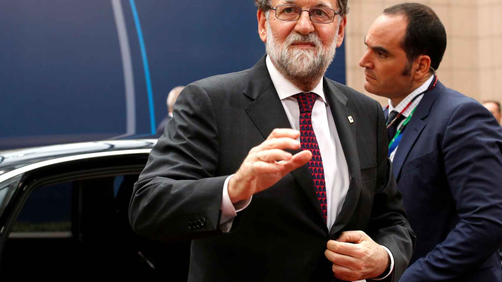 Rajoy saluda a la prensa al llegar al Consejo Europeo