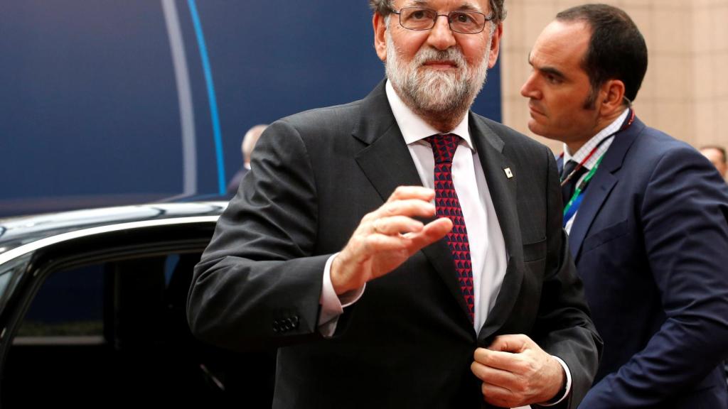 Rajoy saluda a la prensa al llegar al Consejo Europeo