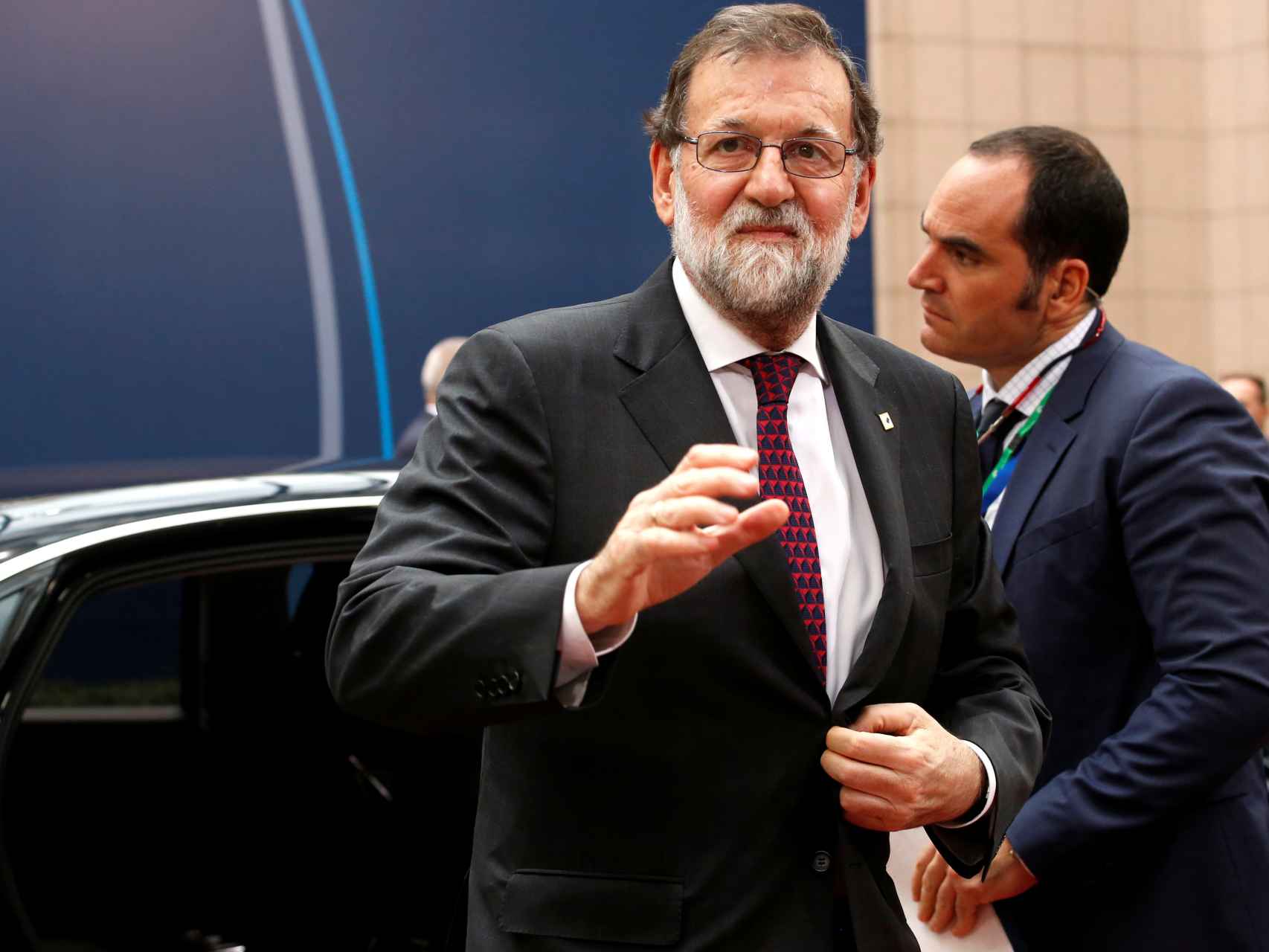 Rajoy saluda a la prensa al llegar al Consejo Europeo este jueves.