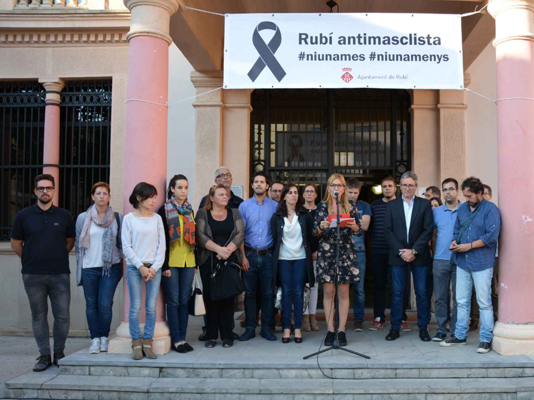 La alcaldesa de Rubí, Ana María Martínez, y la corporación municipal, en la concentración contra el crimen de Rubí.