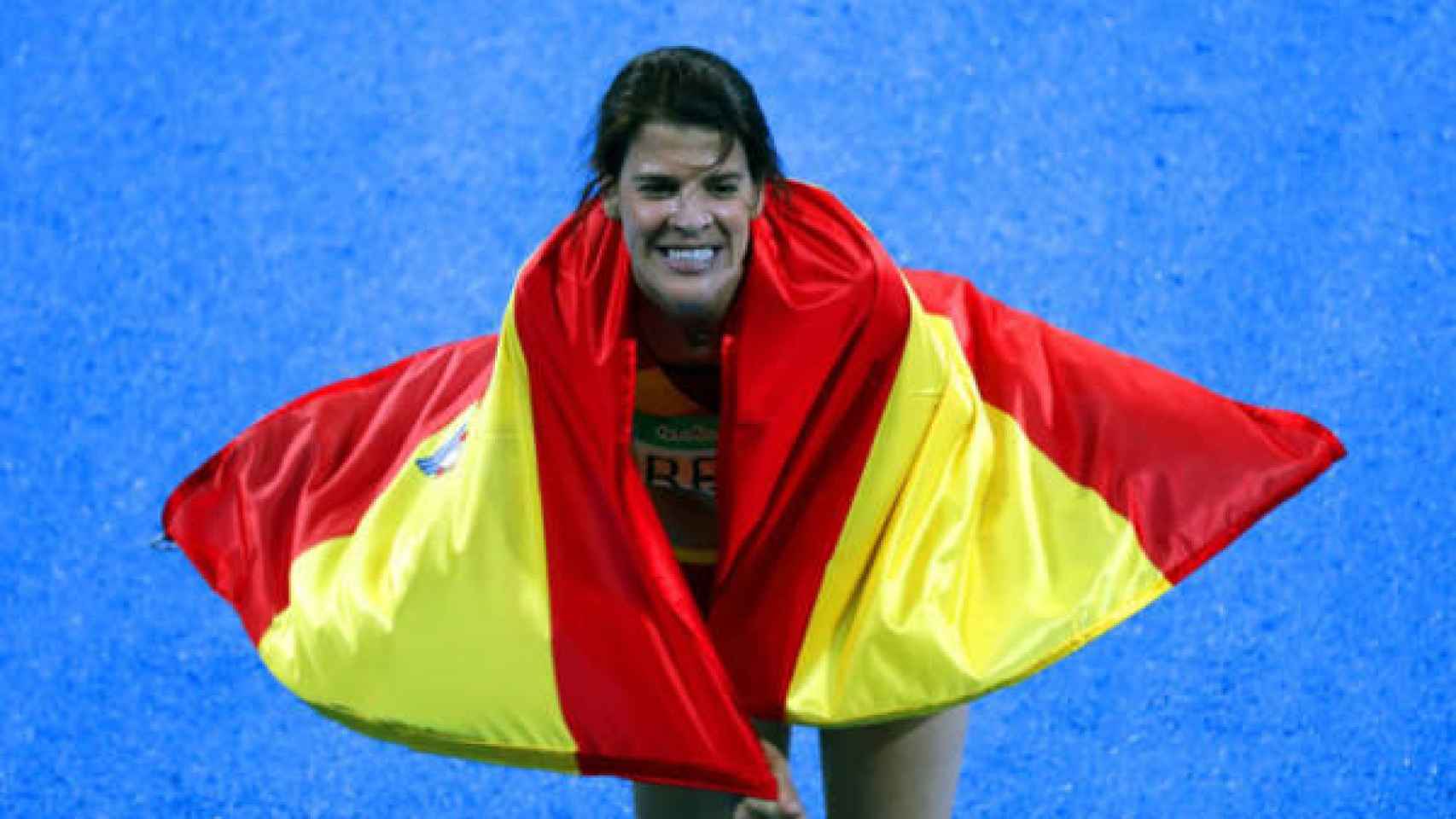 Ruth Beitia disfruta paseando la bandera de España.