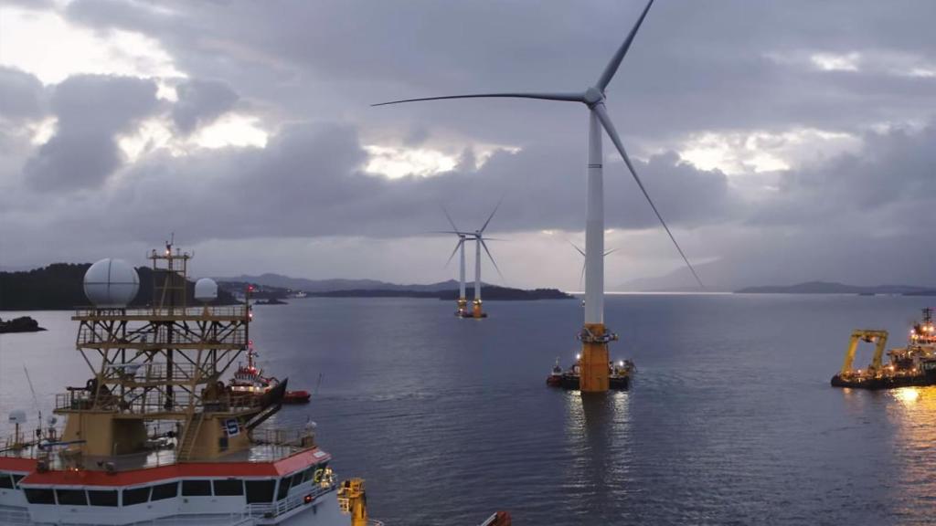 Parque eólico marino flotante en Escocia.